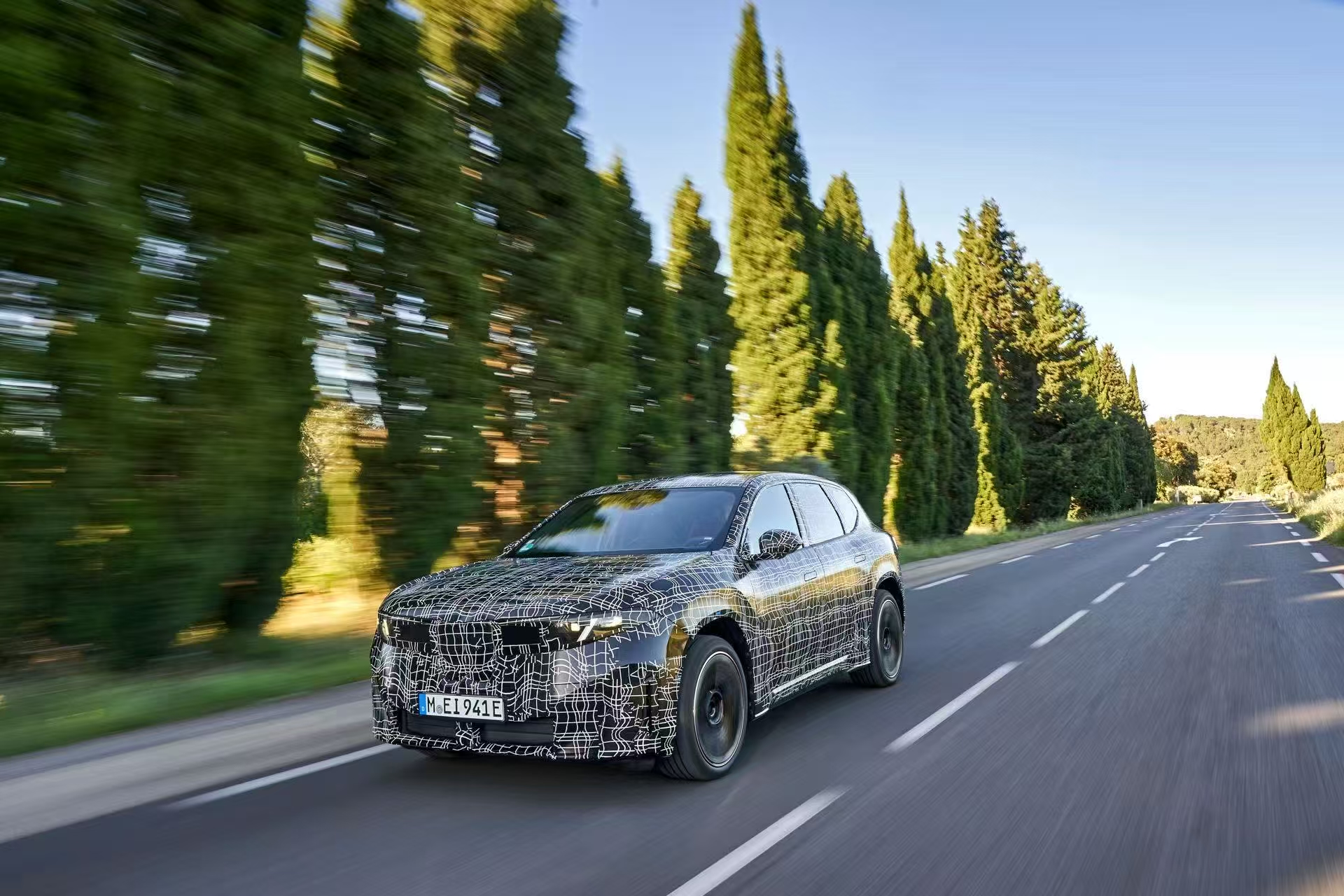 BMW iX3 нового поколения: первый тест-драйв с панорамным iDrive и новым уровнем цифрового комфорта.