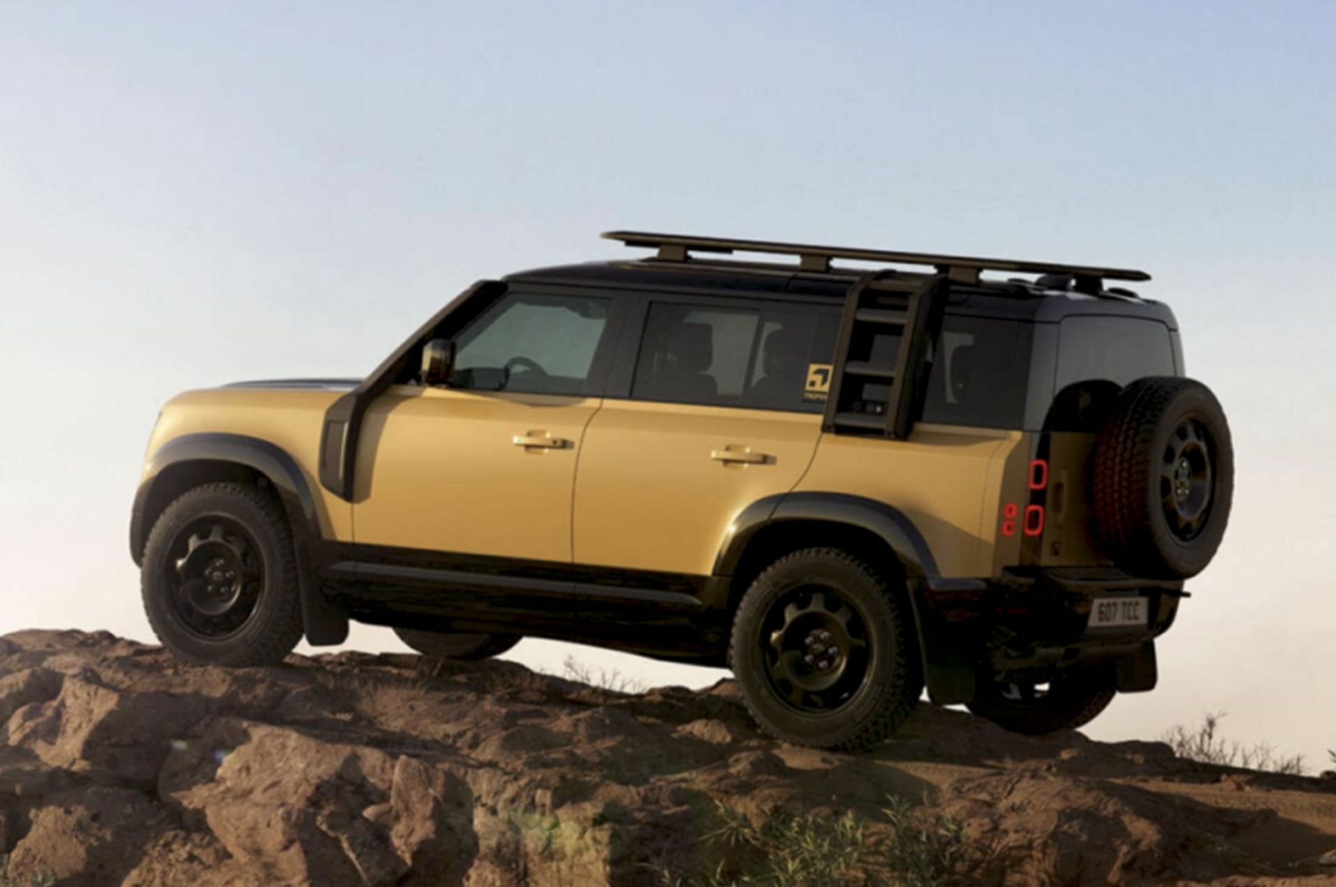 Легендарный Land Rover Defender получил спецверсию в духе Camel Trophy