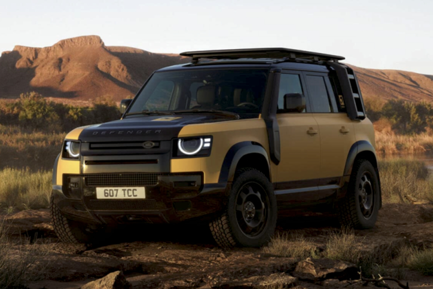 Легендарный Land Rover Defender получил спецверсию в духе Camel Trophy